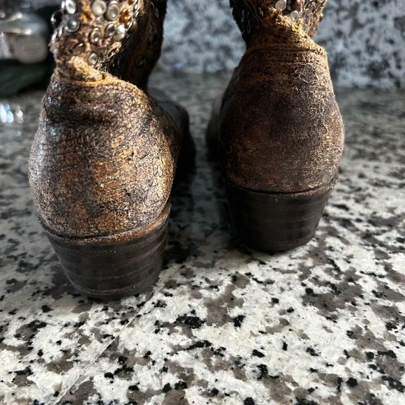 Frye Deborah Studded Boots Size 8 Distressed EUC - Picture 12 of 13